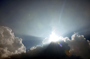 Die Sonne bricht zwischen den Wolken hervor. Endlich gibt es wieder Solarenergie!