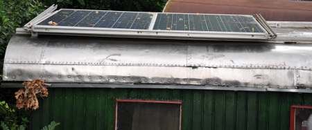 zwei Solarmodule einer 12v Solaranlage auf einem Tiny House mit Edelstahldach.