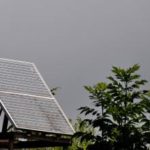 zwei Solarmodule mit 150 Watt Peak auf einem Holzgestell