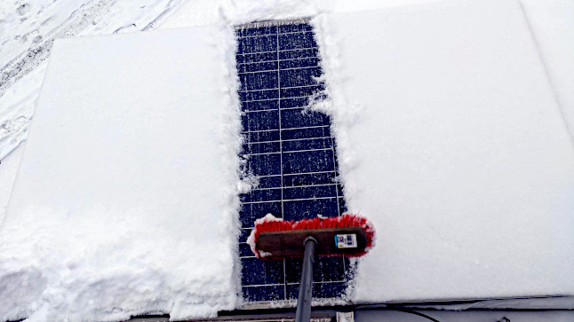 Solarmodule von Schnee befreien • Robinson Inselanlagen